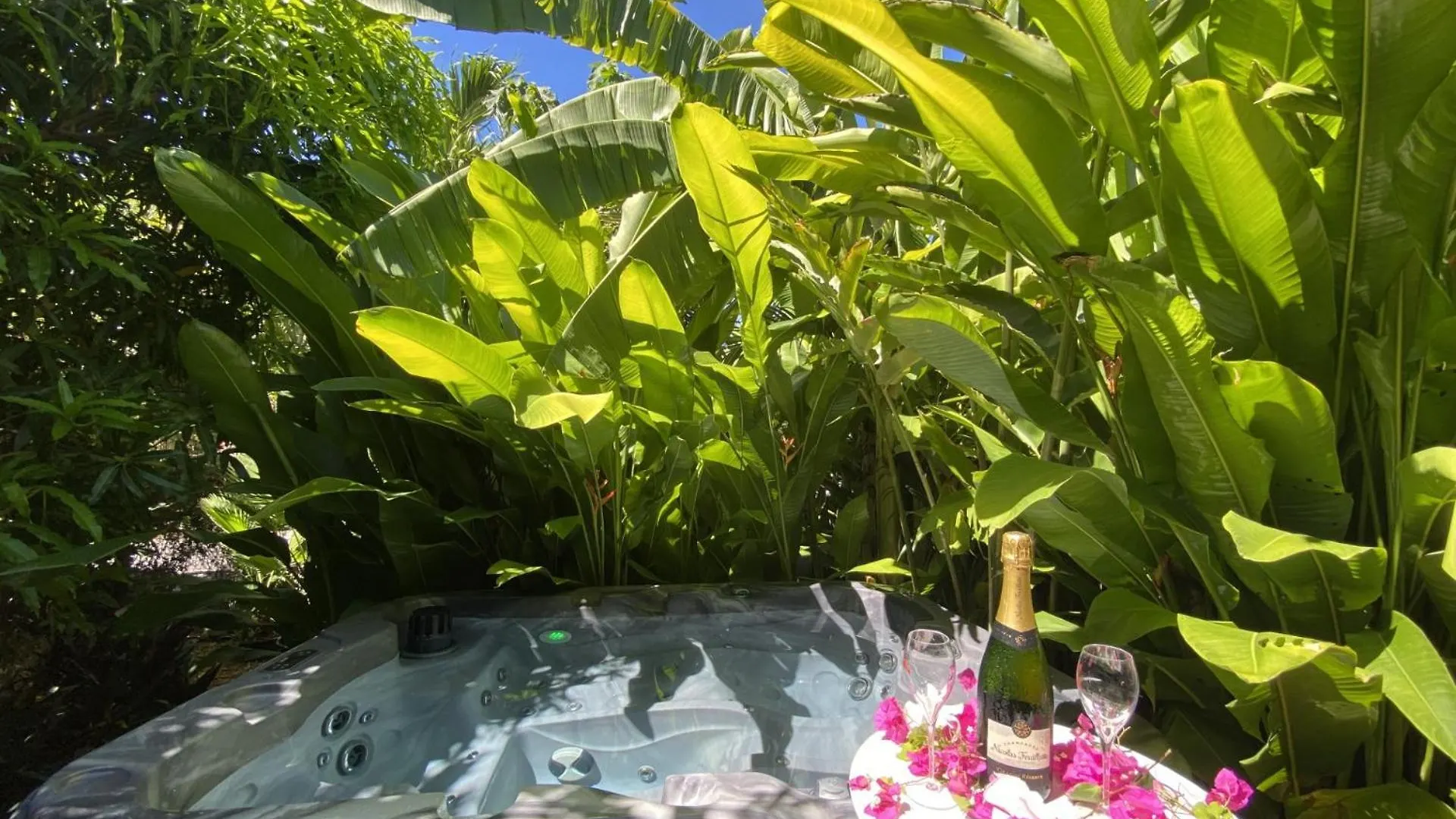 Kaz Ananas, Spa Privatif ,Plage Du Helleux contacts